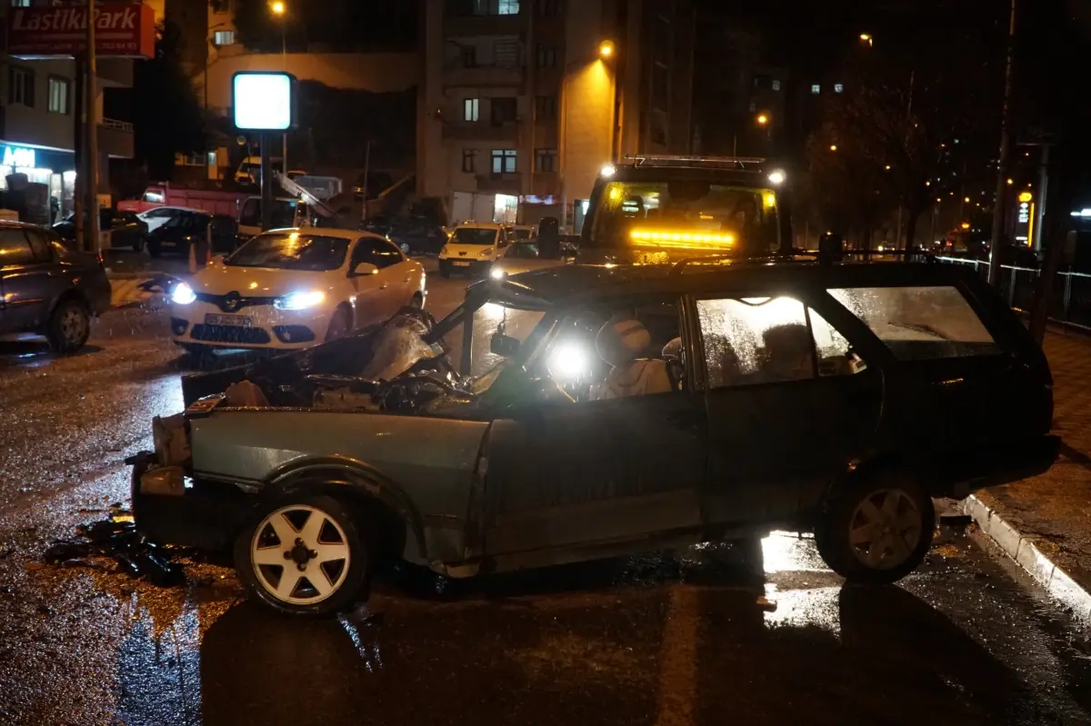 Gümüşhane'de Çarpışan İki Otomobilin Dehşet Anı Güvenlik Kamerasında Görüldü