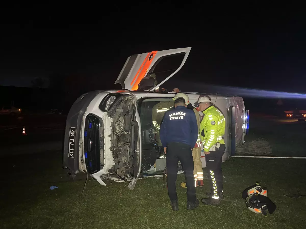 Manisa'da Ambulans ile Otomobil Çarpıştı: 5 Yaralı