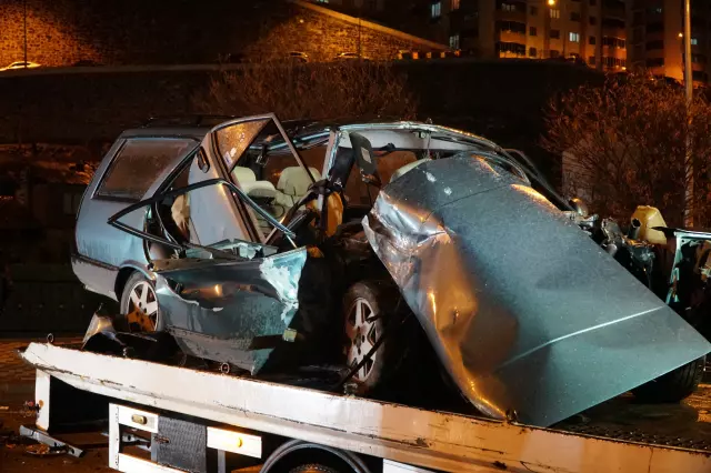 Çarpışma sonrası ezilen otomobiller