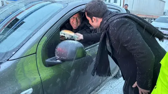 Erzincan’da Şiddetli Kar ve Tipi Ulaşımı Felçledi, İftar Yardımları Dağılmıştı