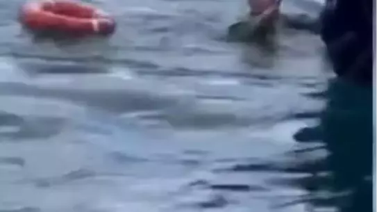 Karaköy'de Yolcu Vapuru Balıkçıyı Çarptı, Çevredekiler Hızlı Müdahale ile Kurtardı