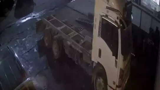 Salihli'de Park Halindeki Araç Güvenlik Kamerasında Çalındı