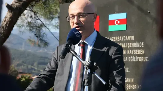 İzmir'de Hocalı Katliamı Anma Töreni: Kaybedenlerin Hatırası Yaşatıldı