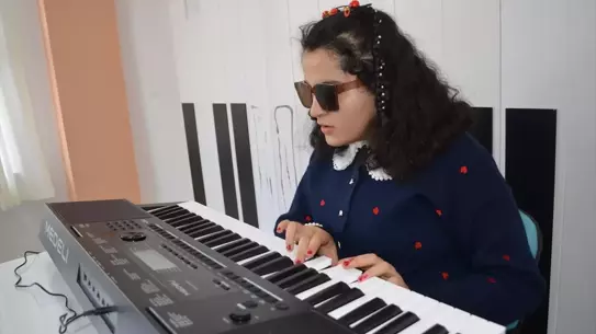 Görme Engelli Genç Müzisyen Aybike, Darıca’da İlham Veriyor