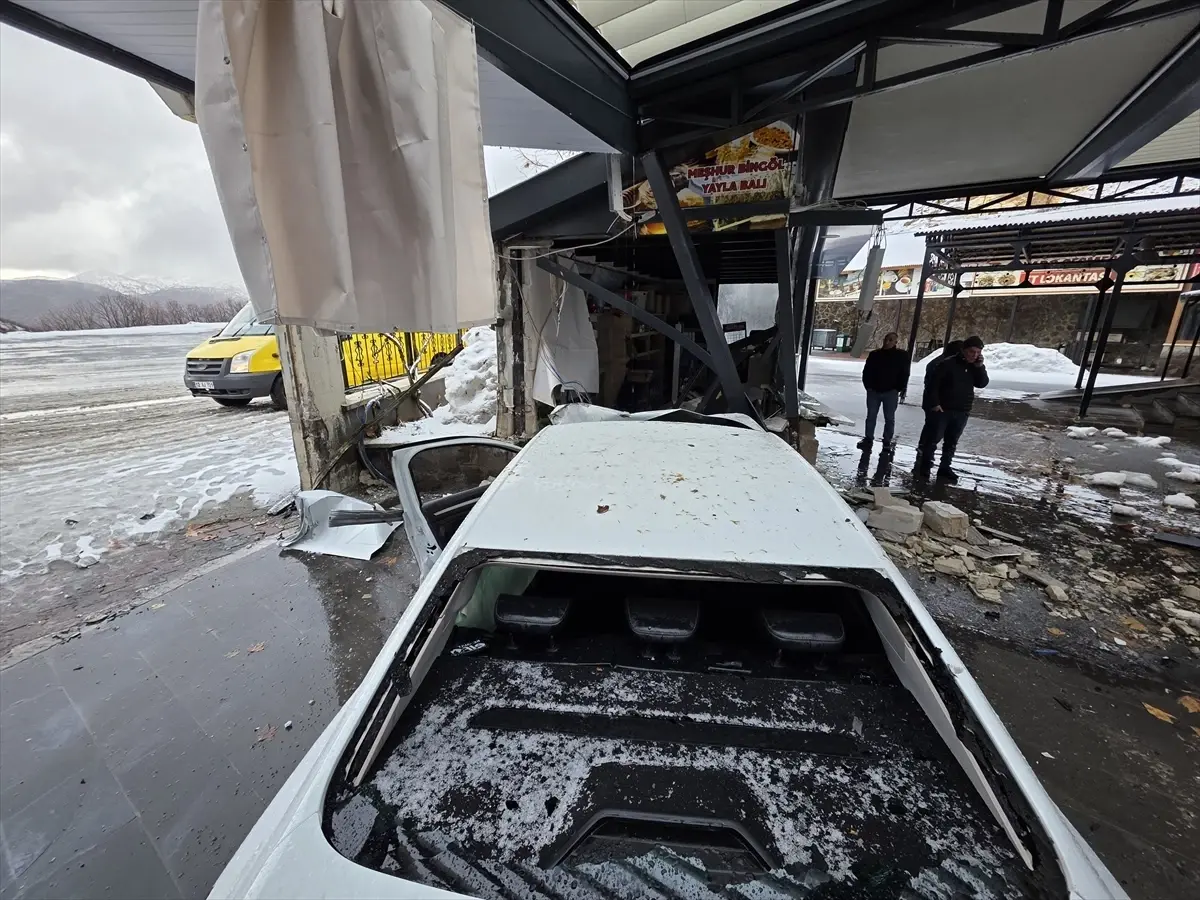 Bingöl'de Kontrolden Çıkan Araç Lokantaya Çarparak 5 Yaralıyı Hastaneye Kaptı