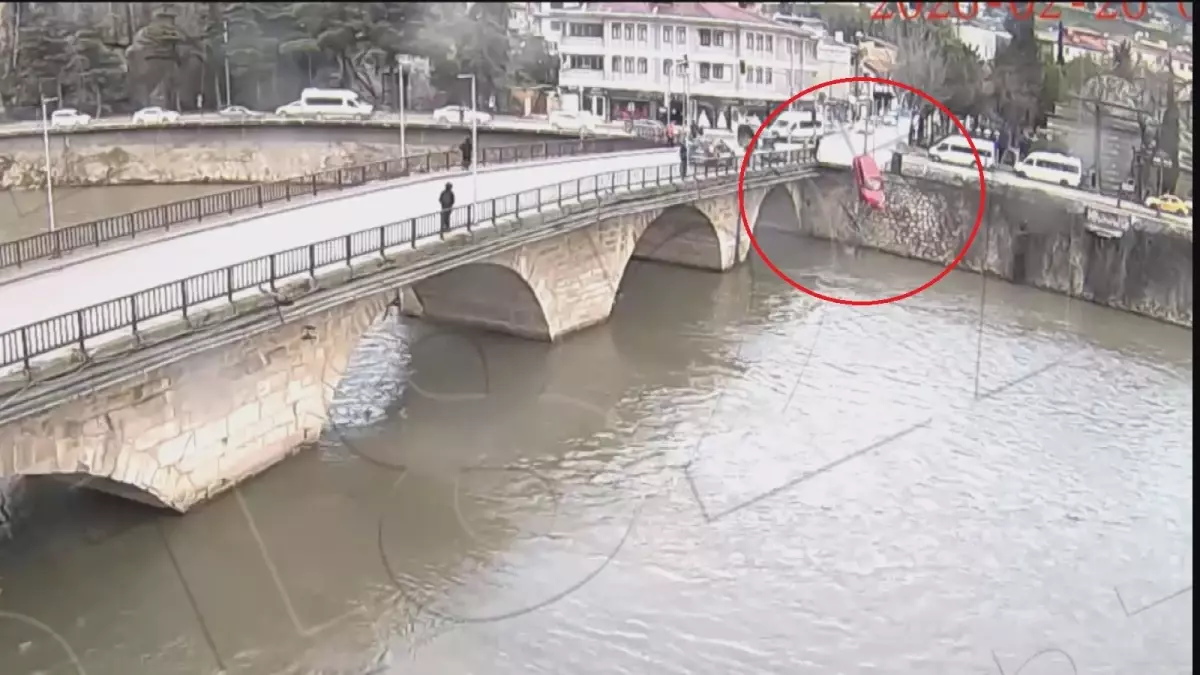 Amasya’da Yolculuk Felaketi: Araç Yeşilırmak Nehrine Düşerek Sulara Karıştı