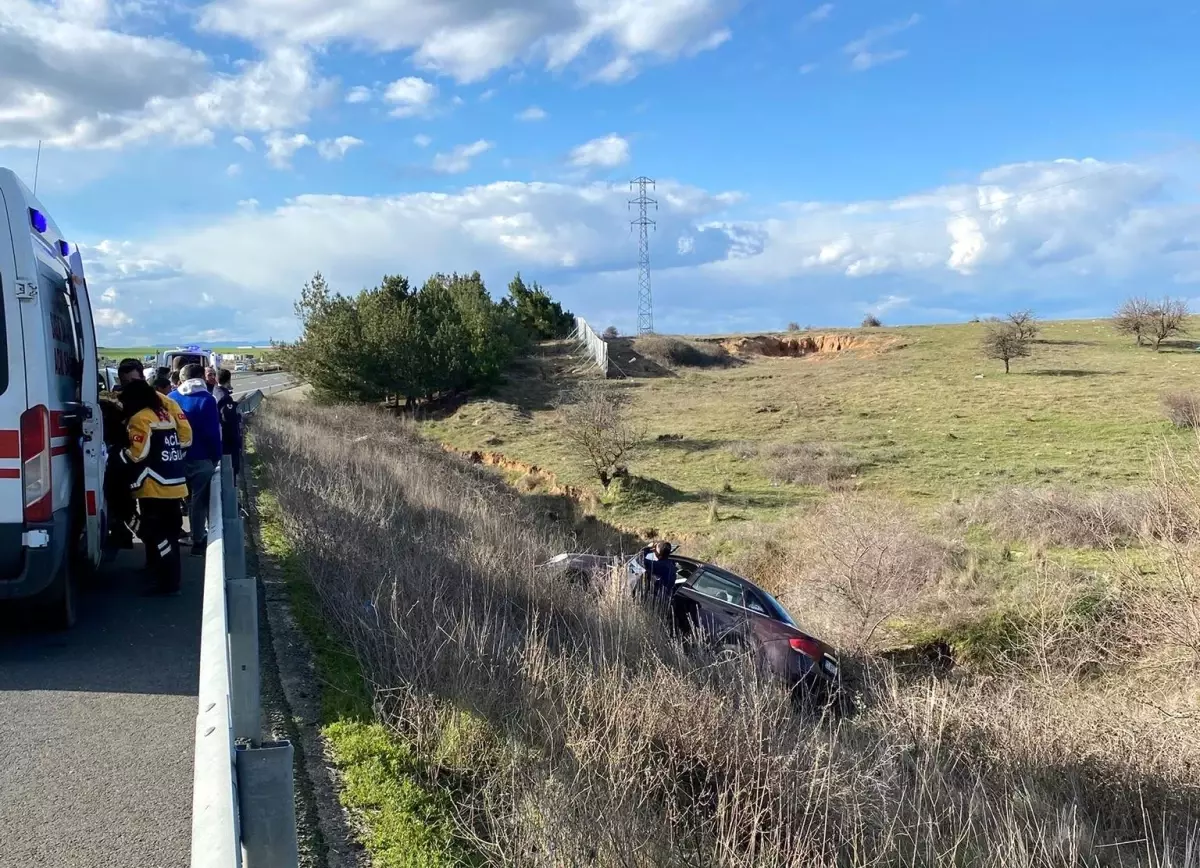 İpsala’da Kontrolden Çıkan Araç Tarla Yüzüne Çıktı: 3 Kişi Yaralandı