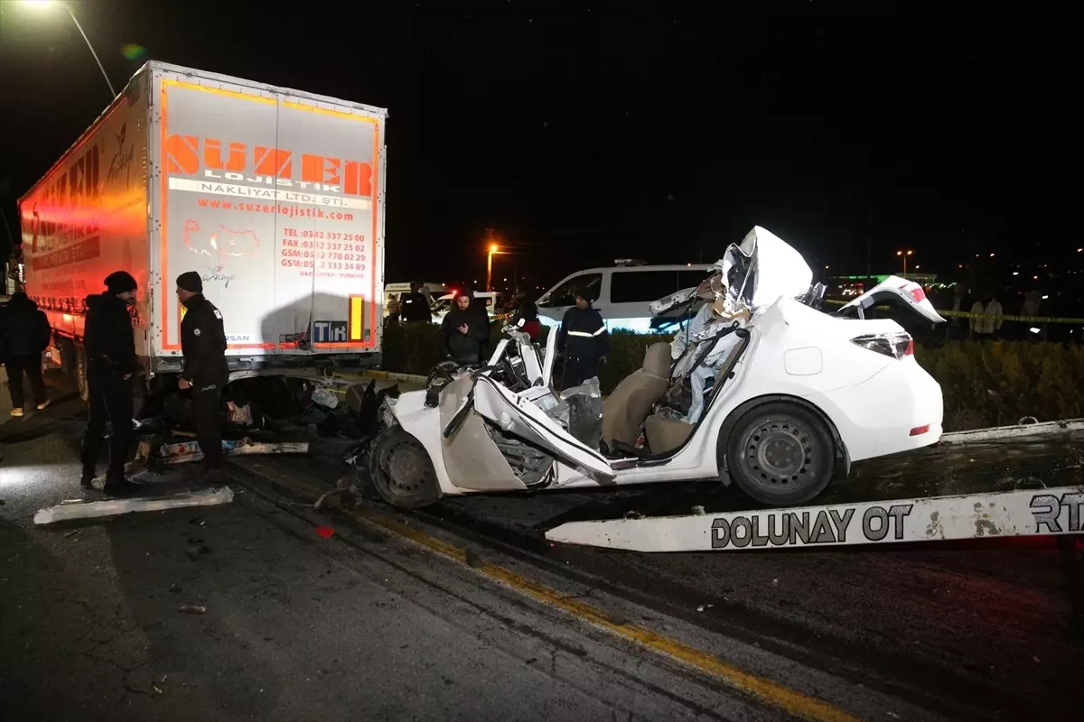 Niğde'de Kara Yolda Tırla Çarpışan Araçta Sürücü Hayatını Kaybetti
