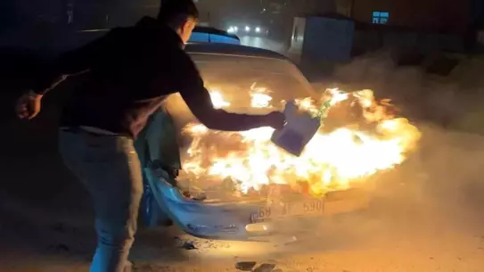 Aksaray’da Motor Bölümünden Alev Alan Araç, İtfaiye Ekipleri Tarafından Söndürüldü