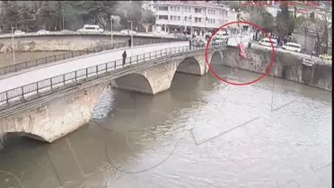 Kaza sonrası araç nehirde