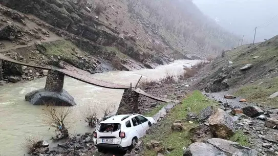 Uçuruma düşen otomobilin görüntüsü