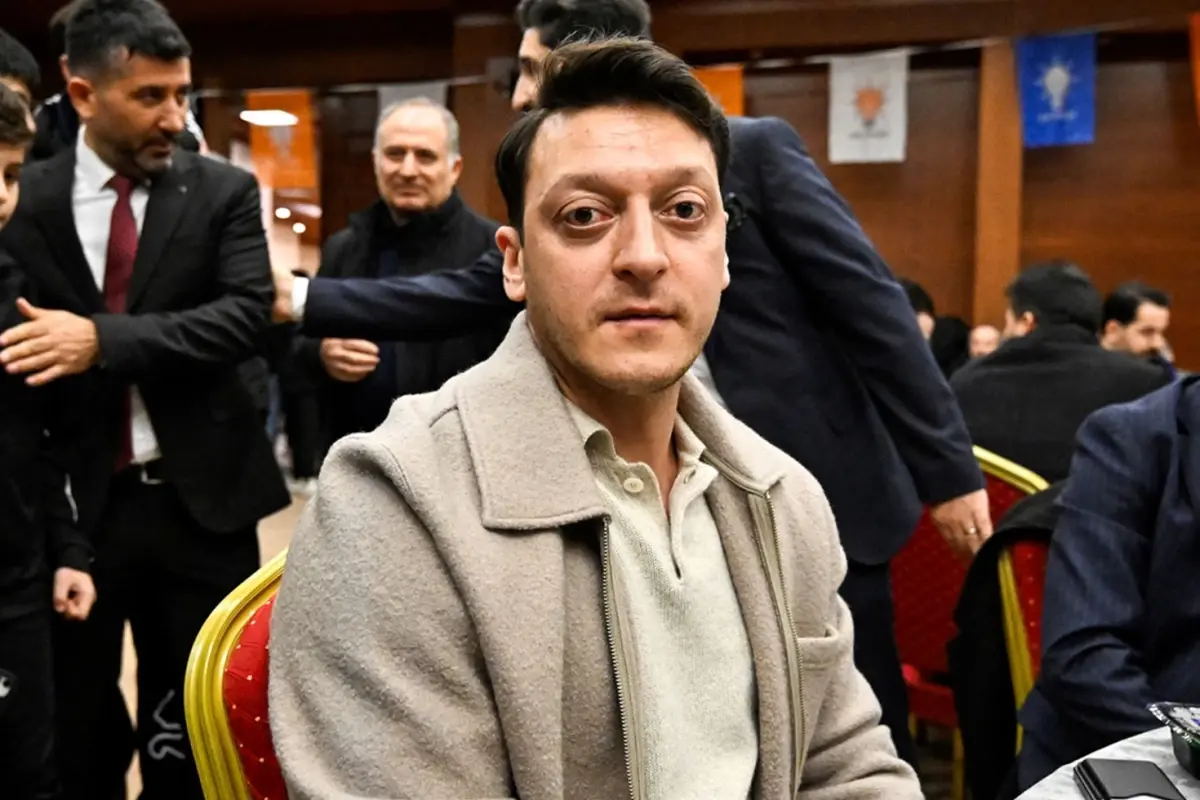 Mesut Özil, Erdoğan ile Futbol Sahasında Buluşma Dileklerini Paylaştı