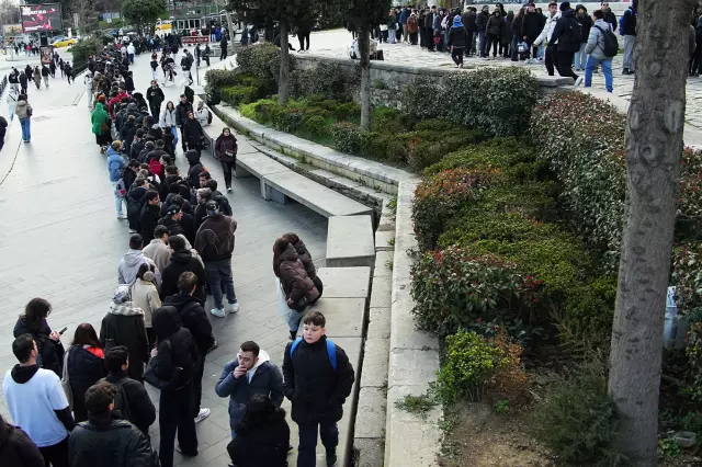 İmza gününde bekleyen kalabalık