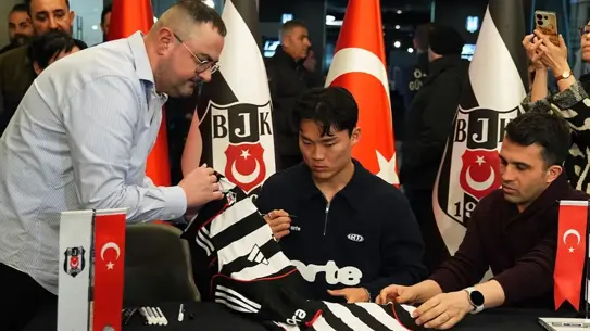 Beşiktaş Taraftarları Hyeon-gyu Oh’un İmza Gününde Coştu