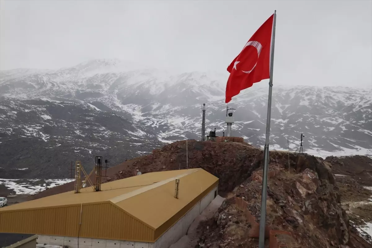 Ağrı Valisi Bozkurt, Jandarma Komandolarıyla Dağ Eteklerinde İftar Yaptı
