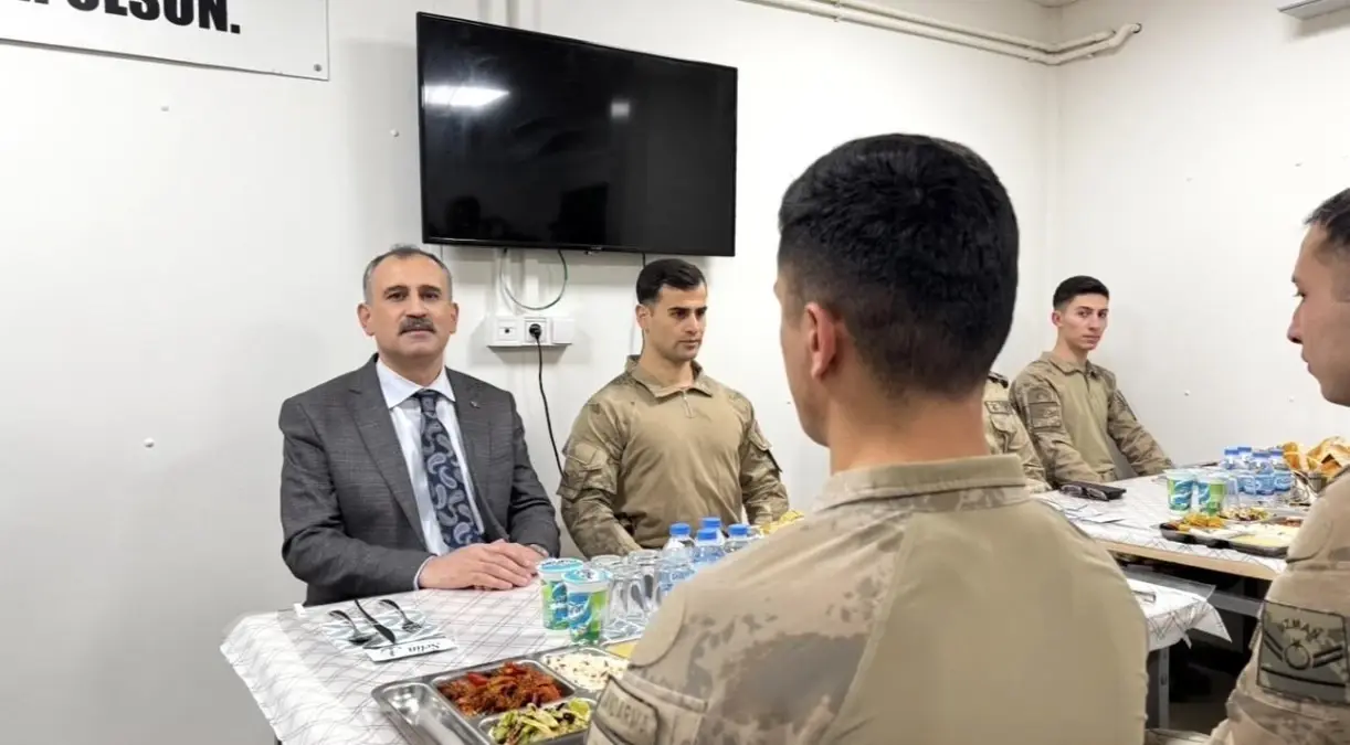 Ağrı Valisi Bozkurt, Hazzep Tepe Üs Bölgesinde Jandarmalarla İftar Yaptı