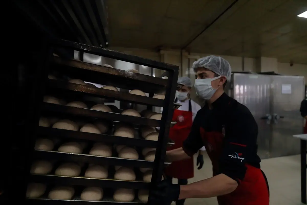 Çorum’da Hitit Lisesi’nden Günde 6 Bin Tam Buğday Ekmeği Üretimi