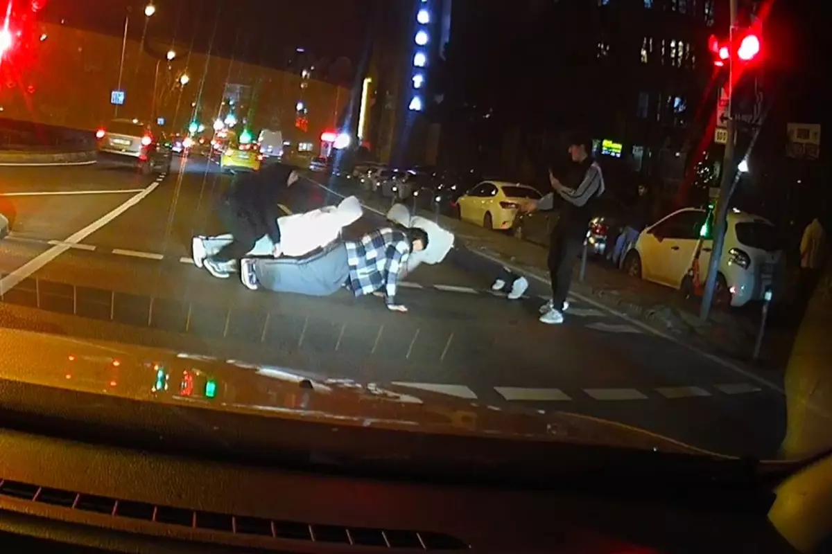 Üsküdar’da gençlerin şınav yaptığı an