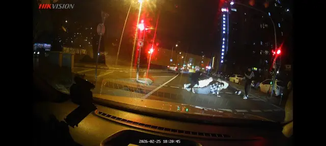 Şınav yapan gençlerin yakın plan görüntüsü