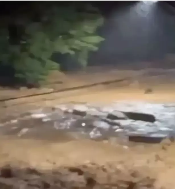 Hasarlı evler ve yollar