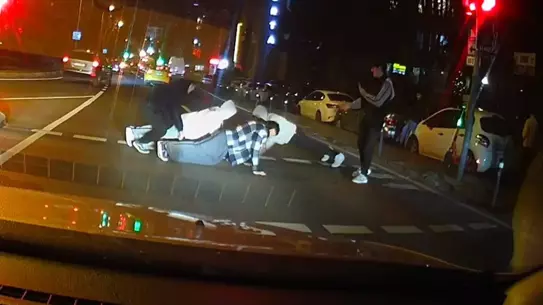 Üsküdar’da Gençler Kırmızı Işıkta Şınav Çekti, Trafik Kamerası Anı