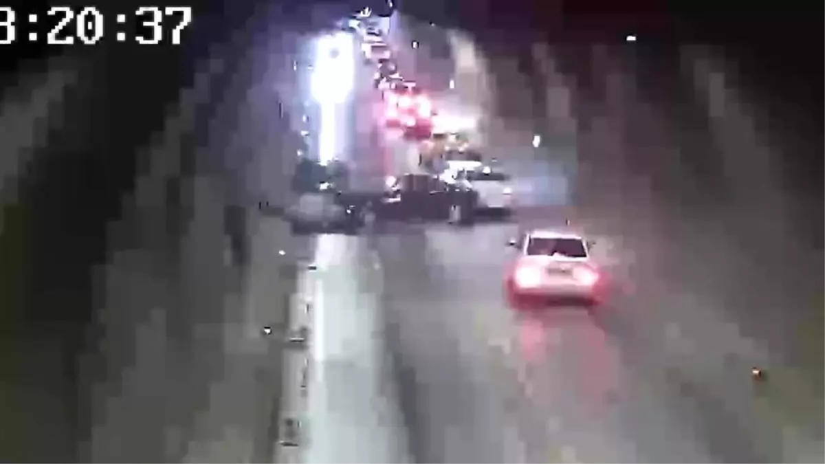 Ferhat Tüneli'nde Çarpışan İki Araç Bir Yaralıya Yol Açtı