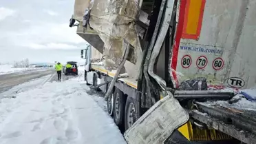 Bitlis'in Adilcevaz İlçesinde Tır Çarpışması: Kağıt Yükü Dağıldı, Yaralı Yok