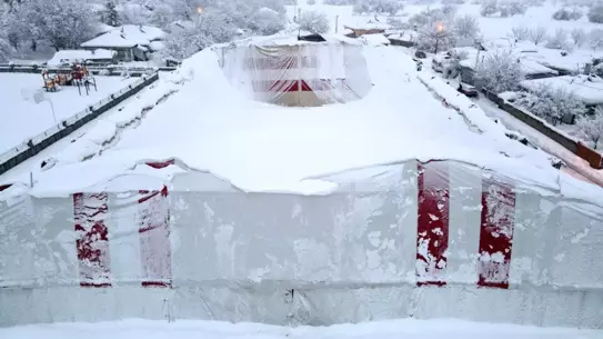 Erzincan’da Yoğun Kar Nedeniyle Halı Saha Çatıları Çöktü