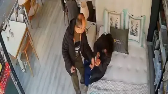 Samsun’da Öğretmenin İş Yerinde Eşiyle Yaşadığı Şiddet Anı Güvenlik Kamerasında Görüldü