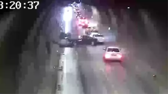 Ferhat Tüneli'nde Çarpışan İki Araç Bir Yaralıya Yol Açtı