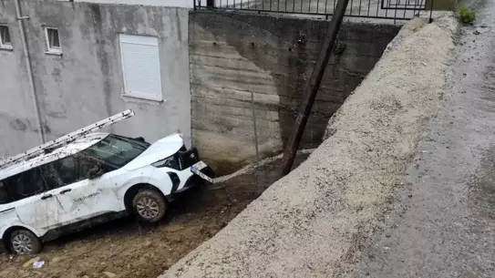 Zonguldak’ta Direksiyon Kontrolü Kaybı Sonucu Araç Tarlaya Girdi