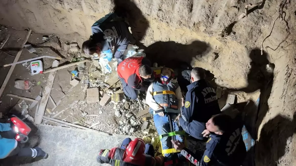 Aydın Efeler'de İnşaat Alanına Giren Vatandaş Düşerek Bacağını Kırdı, Ekipler Hızlı Müdahale Etti