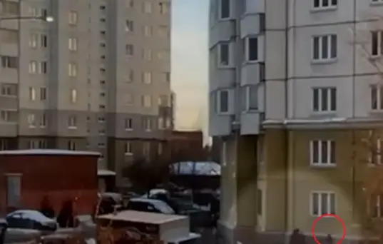 Hemşireler çocuğu tutarken