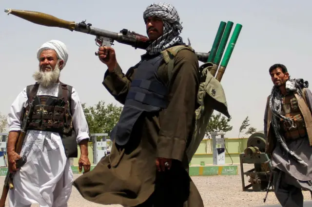 Afgan askerleri sınırda