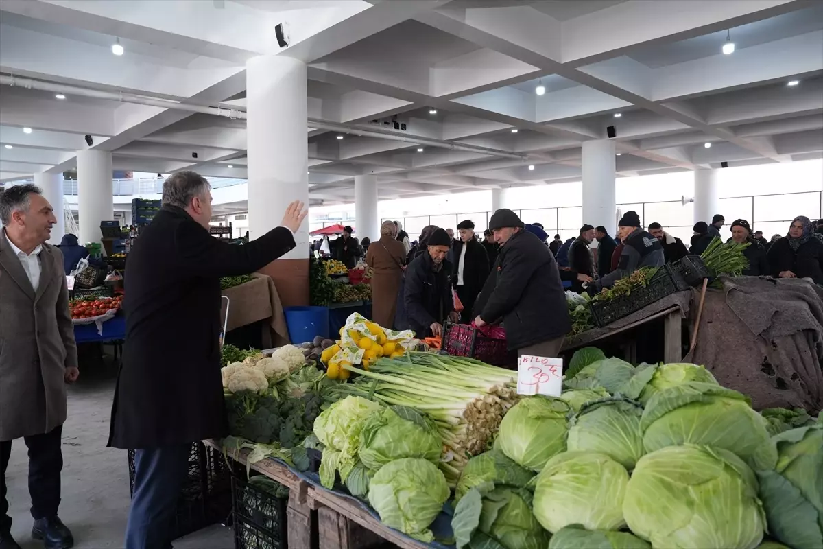 Çubuk’ta Ramazan’da Esnafla Buluşma: Belediye Başkanı Baki Demirbaş’ın Pazar Ziyareti