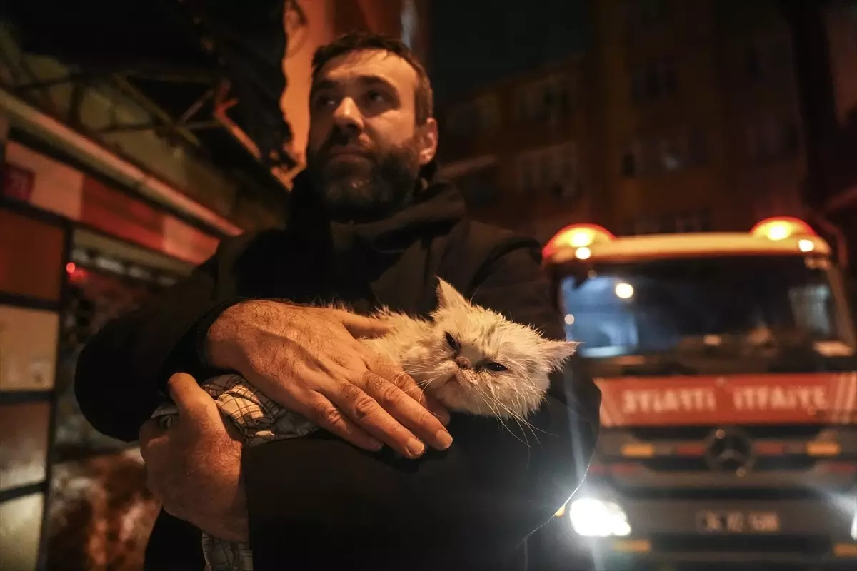 Fatih’te yangın sonrası duman yükseliyor