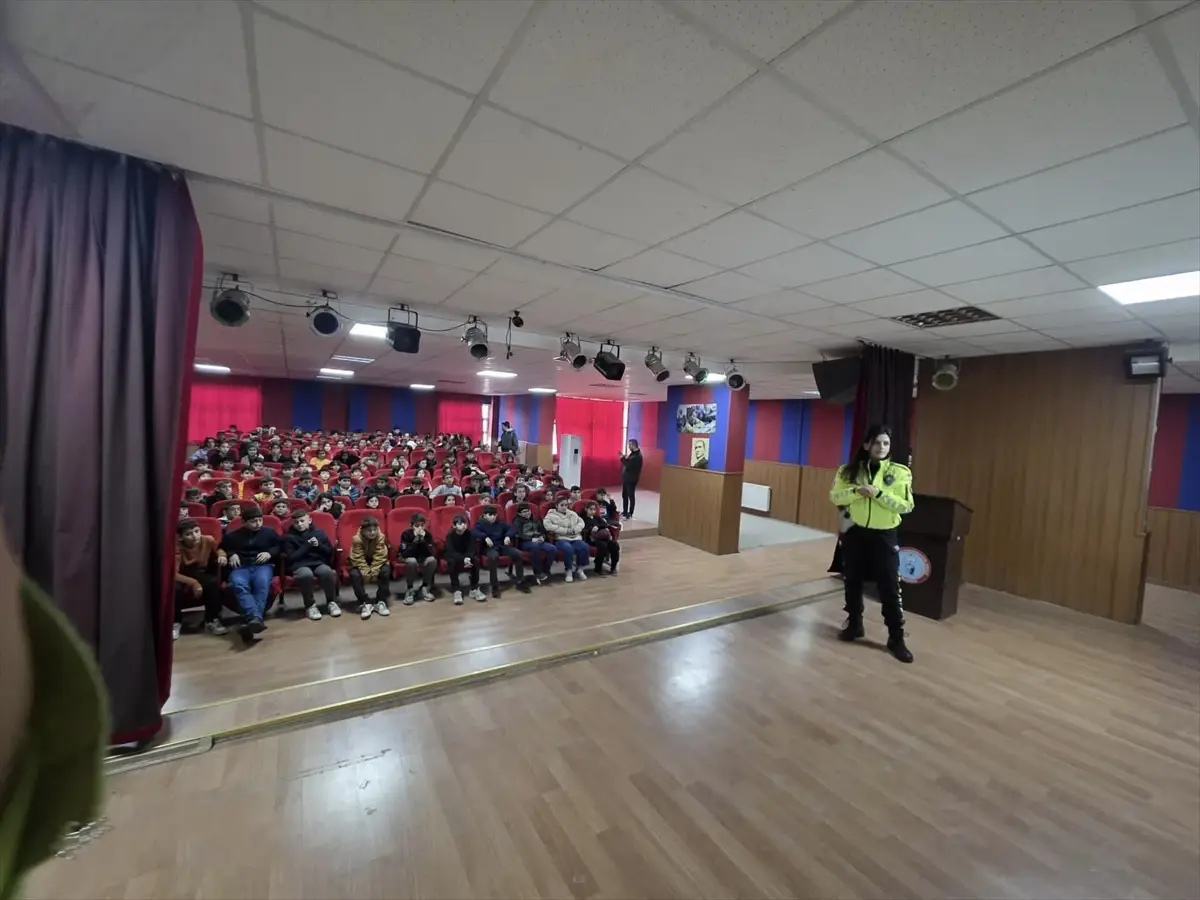 Artuklu'da Ortaokul Öğrencilerine Trafik Güvenliği Eğitimi Verildi