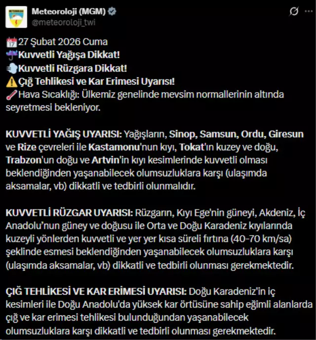 Buz tutmuş bir yol ve araçlar