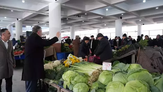 Çubuk’ta Ramazan’da Esnafla Buluşma: Belediye Başkanı Baki Demirbaş’ın Pazar Ziyareti