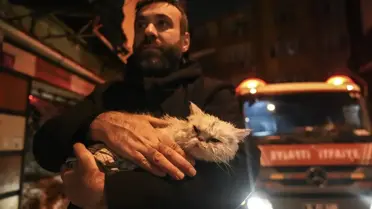 Fatih’te Metreküplük Yangın İki Binası Alev Aldı