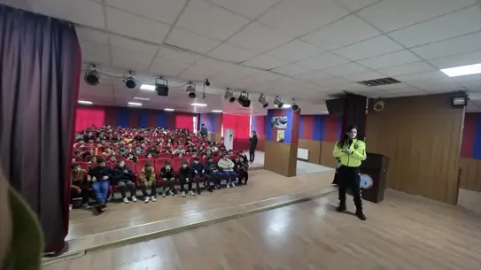 Artuklu'da Ortaokul Öğrencilerine Trafik Güvenliği Eğitimi Verildi