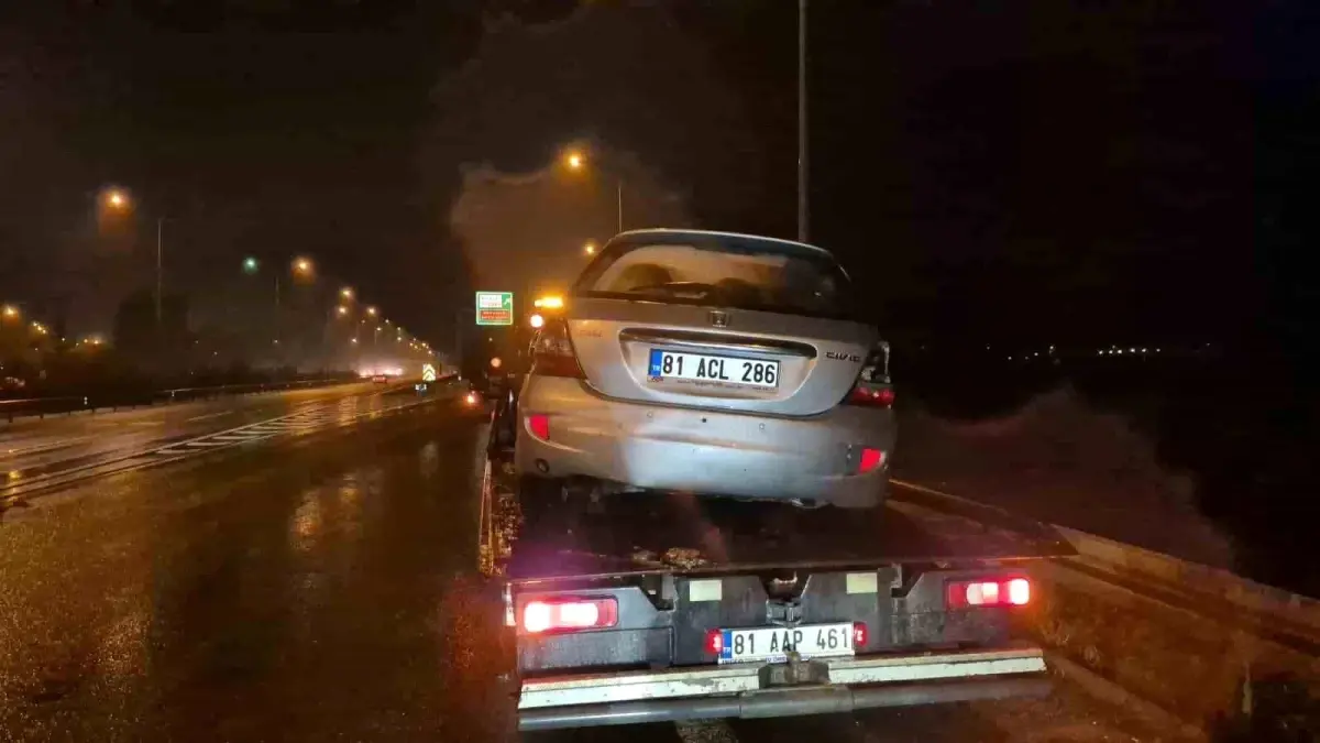 Düzce TEM Otoyolu'nda Otomobil Bariyerlere Çarptı: Sürücü Ağır Yaralı