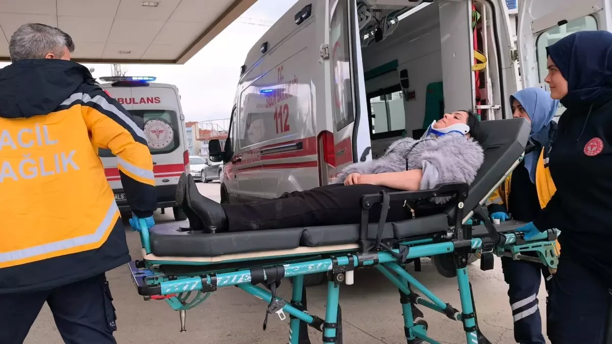 İnegöl'de Hafif Ticari Araç ve Otomobil Çarpıştı: 2 Yaralı