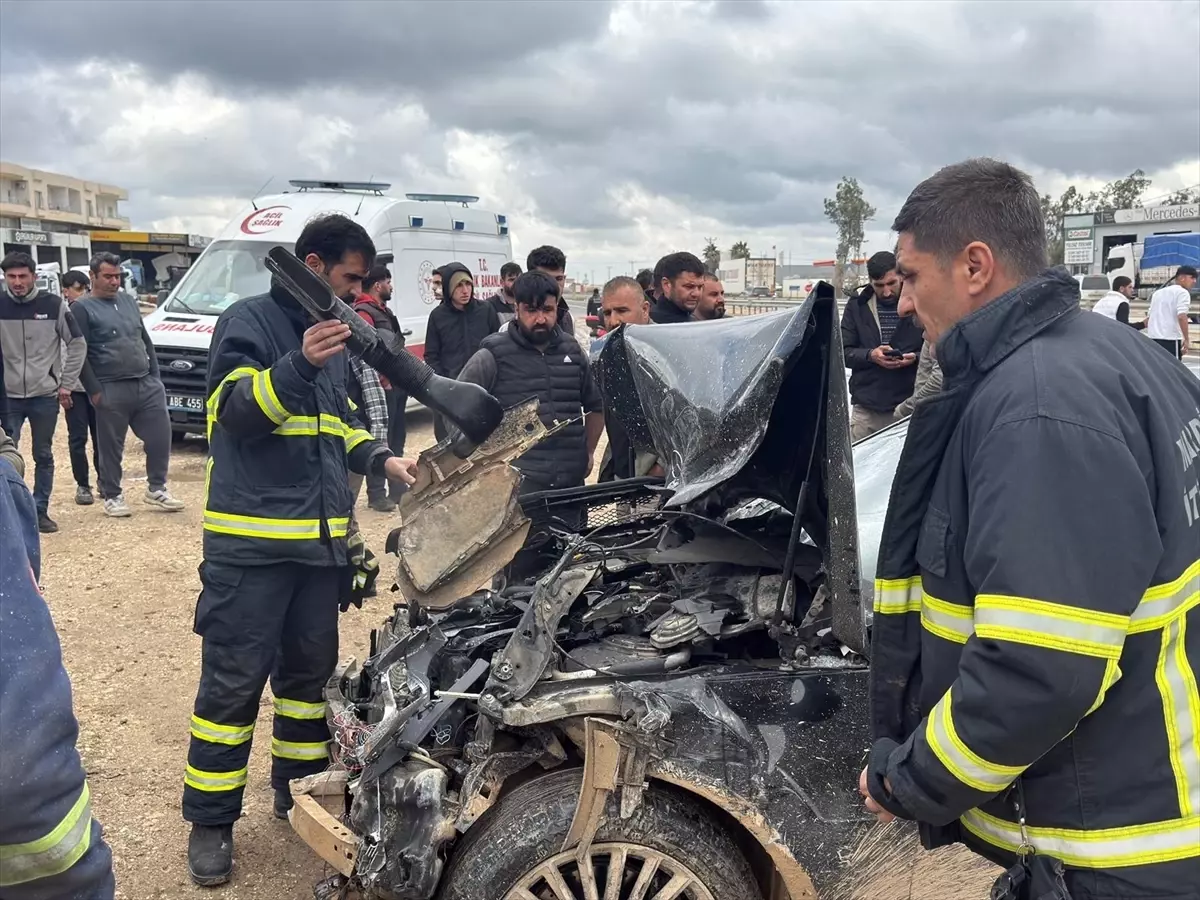 Mardin'in Kızıltepe İlçesinde Takla Atan Otomobil Sürücüsü Hastaneye Kaldırıldı