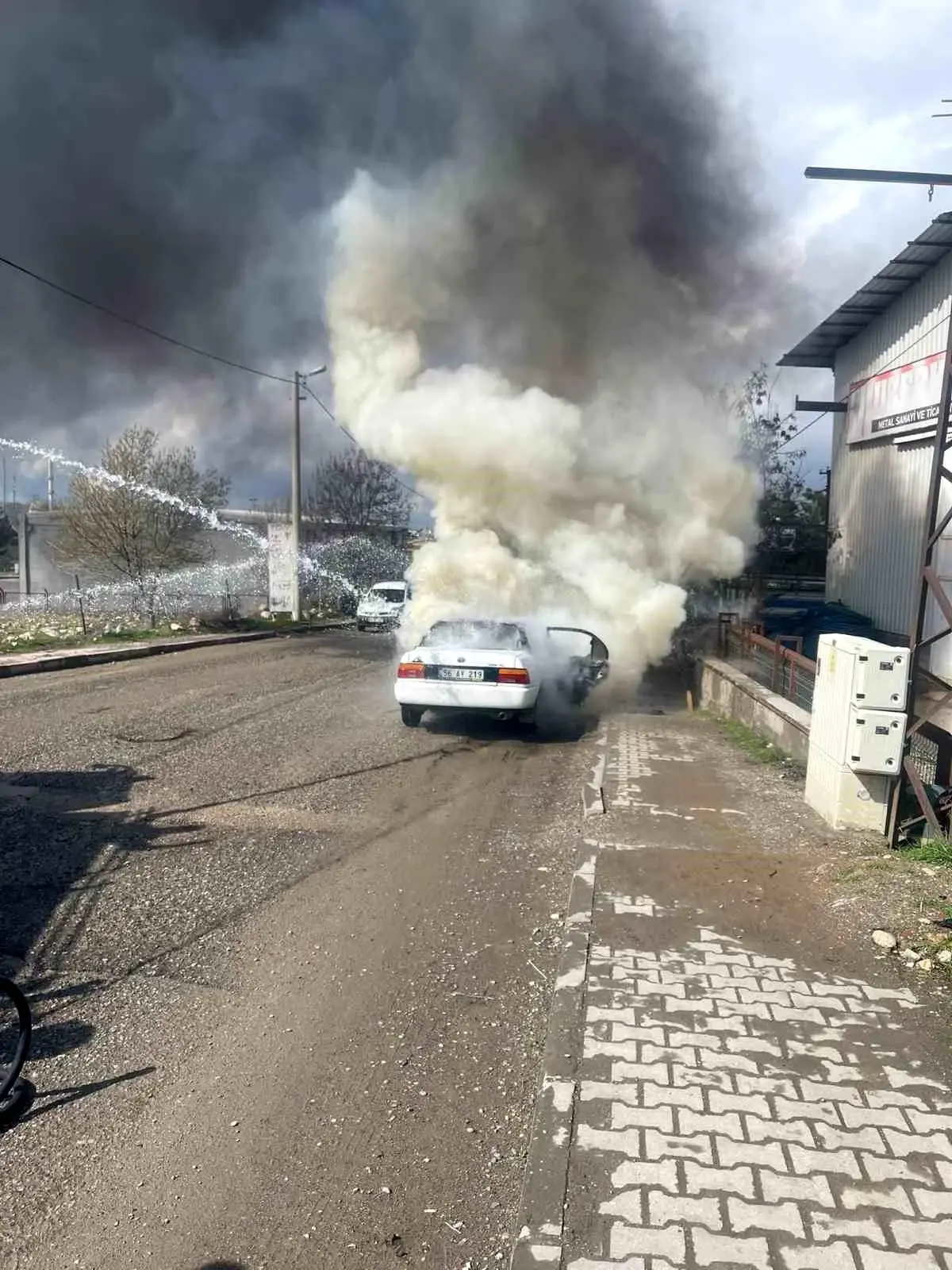 Siirt’te Seyir Halindeki Otomobilde Ani Yangın: İtfaiye Hızlı Müdahale Etti
