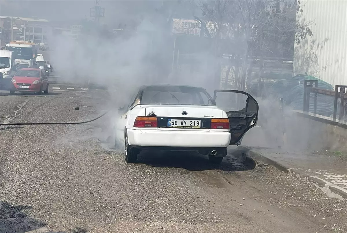 Siirt’te Seyir Halindeki Otomobilde Aniden Çıkan Yangın Kontrol Altına Alındı