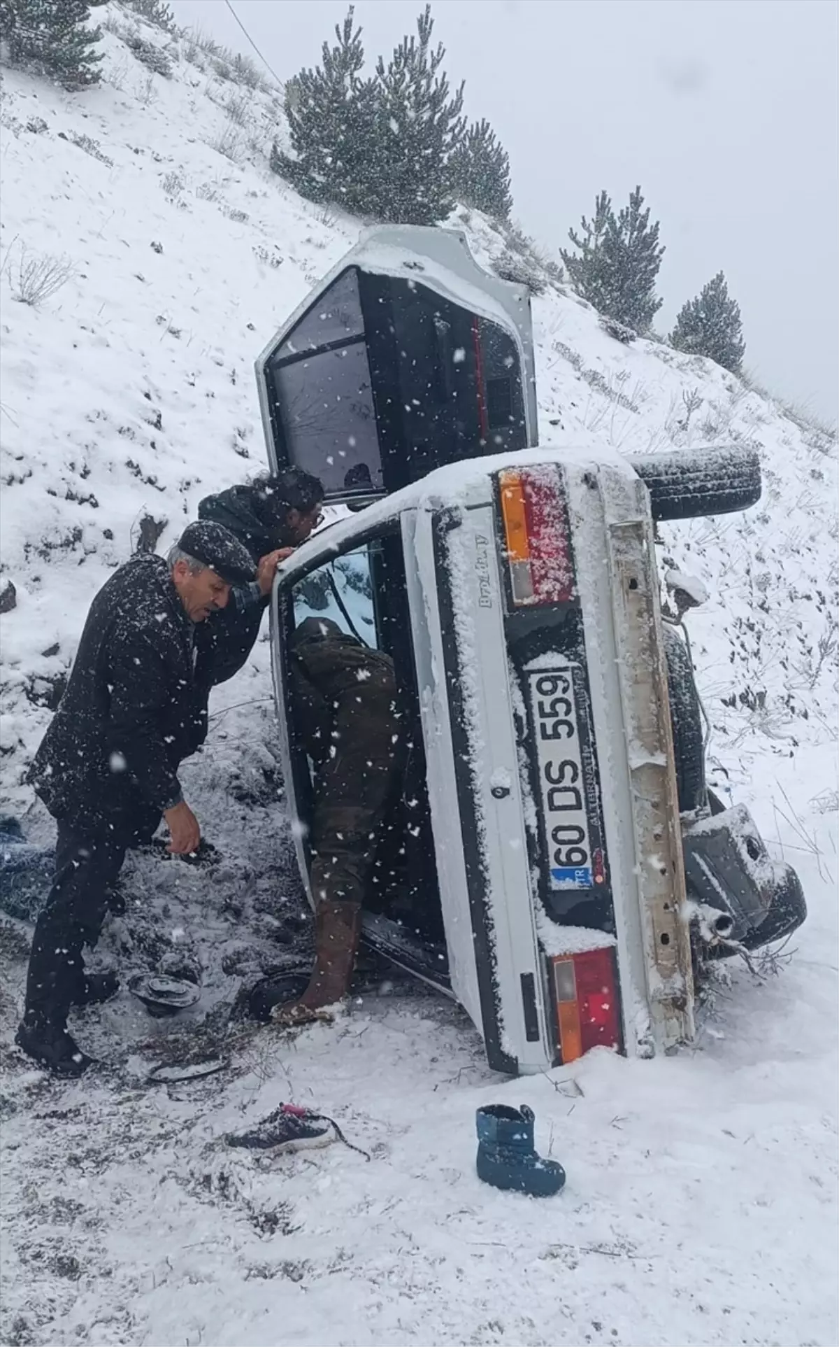 Tokat’ta Kar Yağışı Nedeniyle Otomobil Devrildi, 4 Yaralı Hastaneye Kaldırıldı