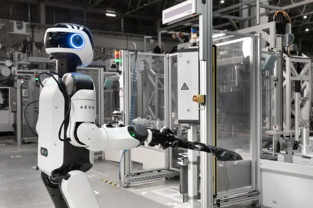 BMW mühendisleri robotları test eder