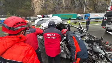 Artvin Hopa’da Park Halindeki Tıra Çarpan Araçta 2 Ölü, 1 Yaralı