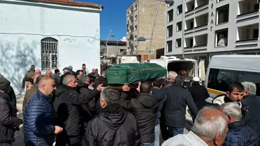 İzmir'de Okul Servisi Yolculuğunda Trajik Kaza: Anne Burcu Tek Hayatını Kaybetti